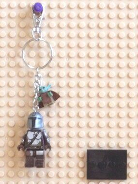Minifigure Keychain- Star Wars The MANDALORIAN Mando CHILD Grogu Charm Stand New